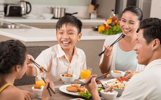 Mơ thấy ăn cơm nhà người khác là điềm báo tốt lành