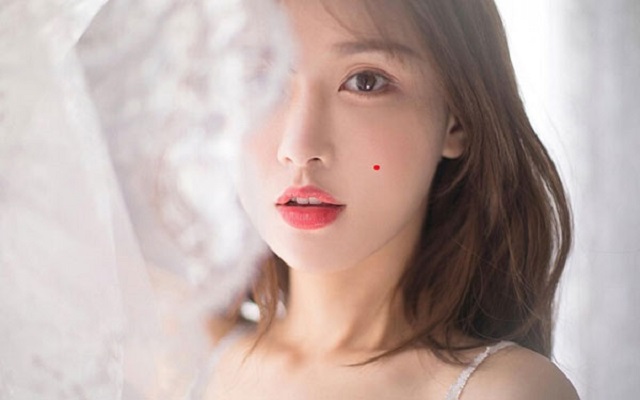 Ý nghĩa 2 nốt ruồi mọc song song trên má