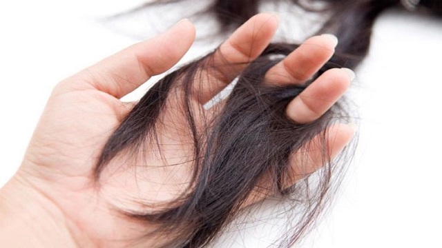 Mơ thấy rụng tóc khi vuốt là dự báo không may