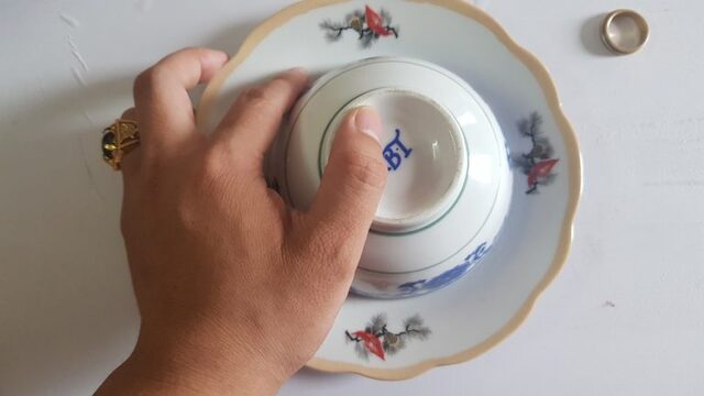 Học cách nghe vị khi chơi xóc đĩa ngoài đời thực