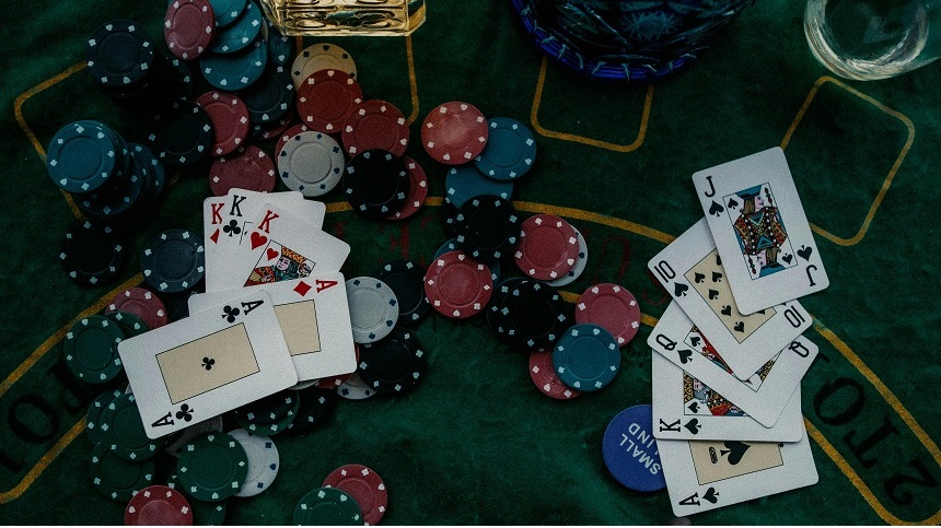 Bàn chơi poker với chip và bộ bài tiêu chuẩn