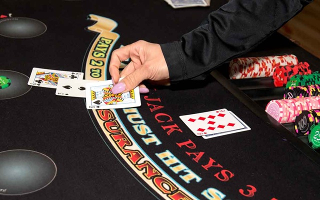 Cách tổ chức bàn chơi Blackjack