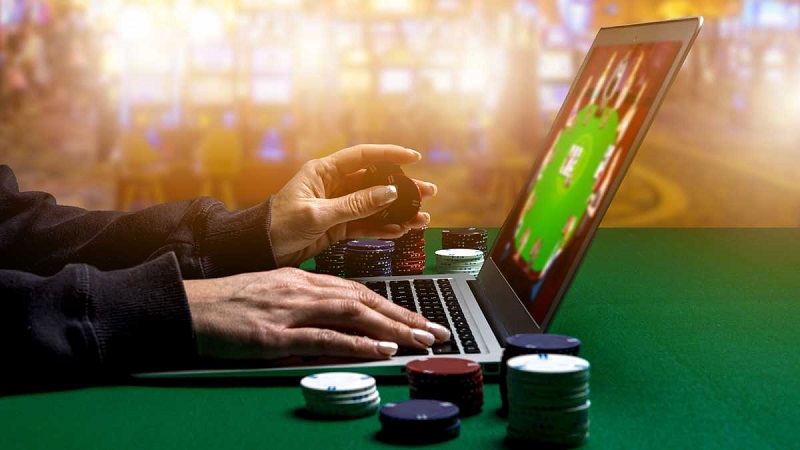 Luật chơi poker trực tuyến được áp dụng tương tự như bản truyền thống